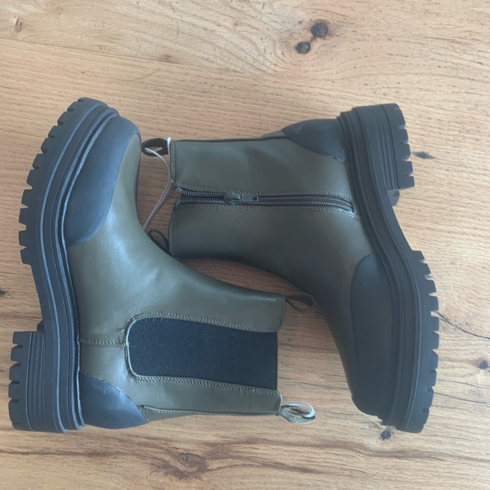 American Eagle Rubber Ankle Boot Green Black Women’s Size 5 NWT